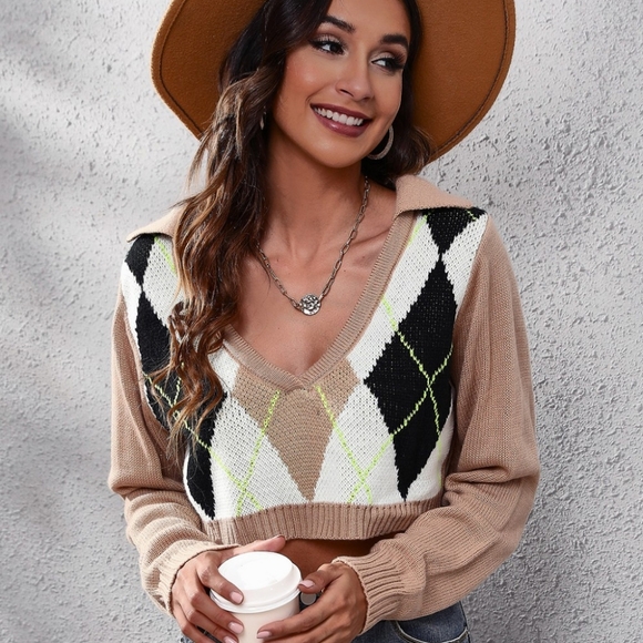 Contemporary Print Cropped Sweater - Picture 8 of 8